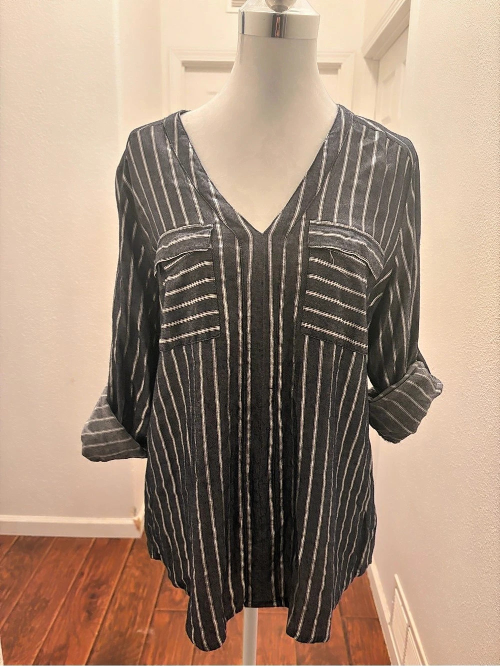 Express Striped Linen Blouse in Gray & White Size Large Like New